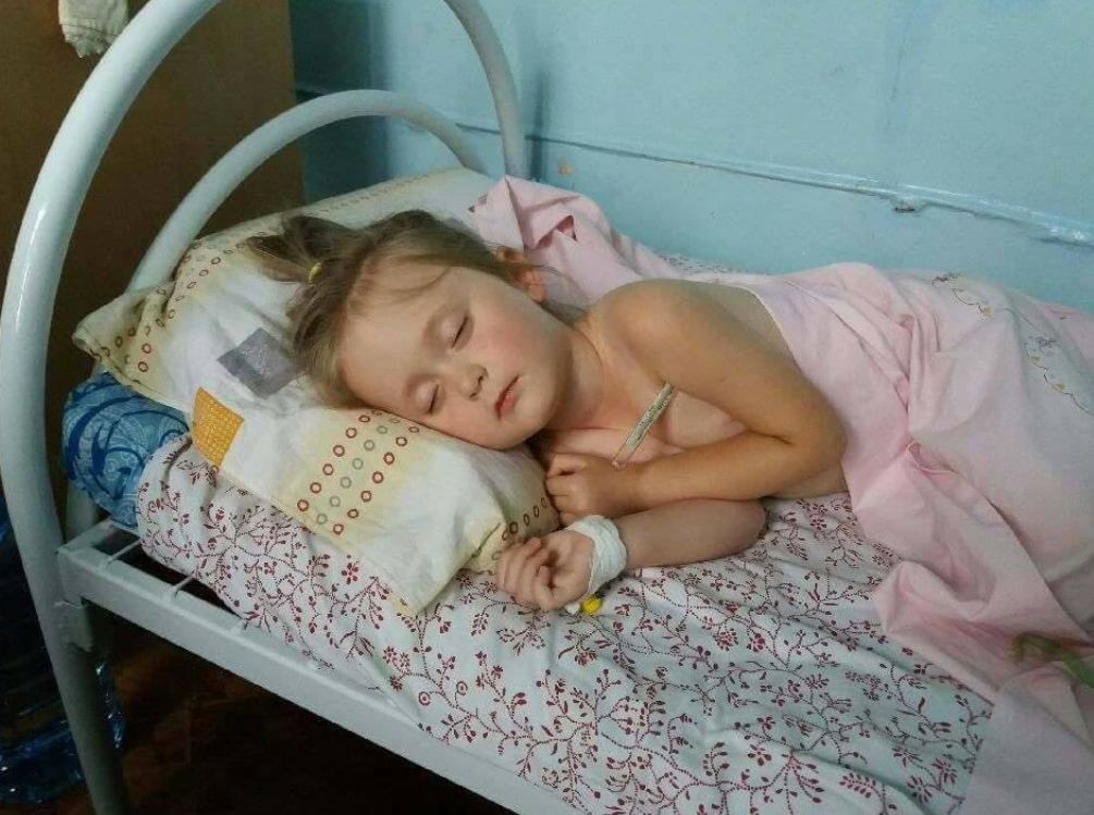 Заболела в лагере. Детки лежат в больнице. Маленькая девочка в больнице.